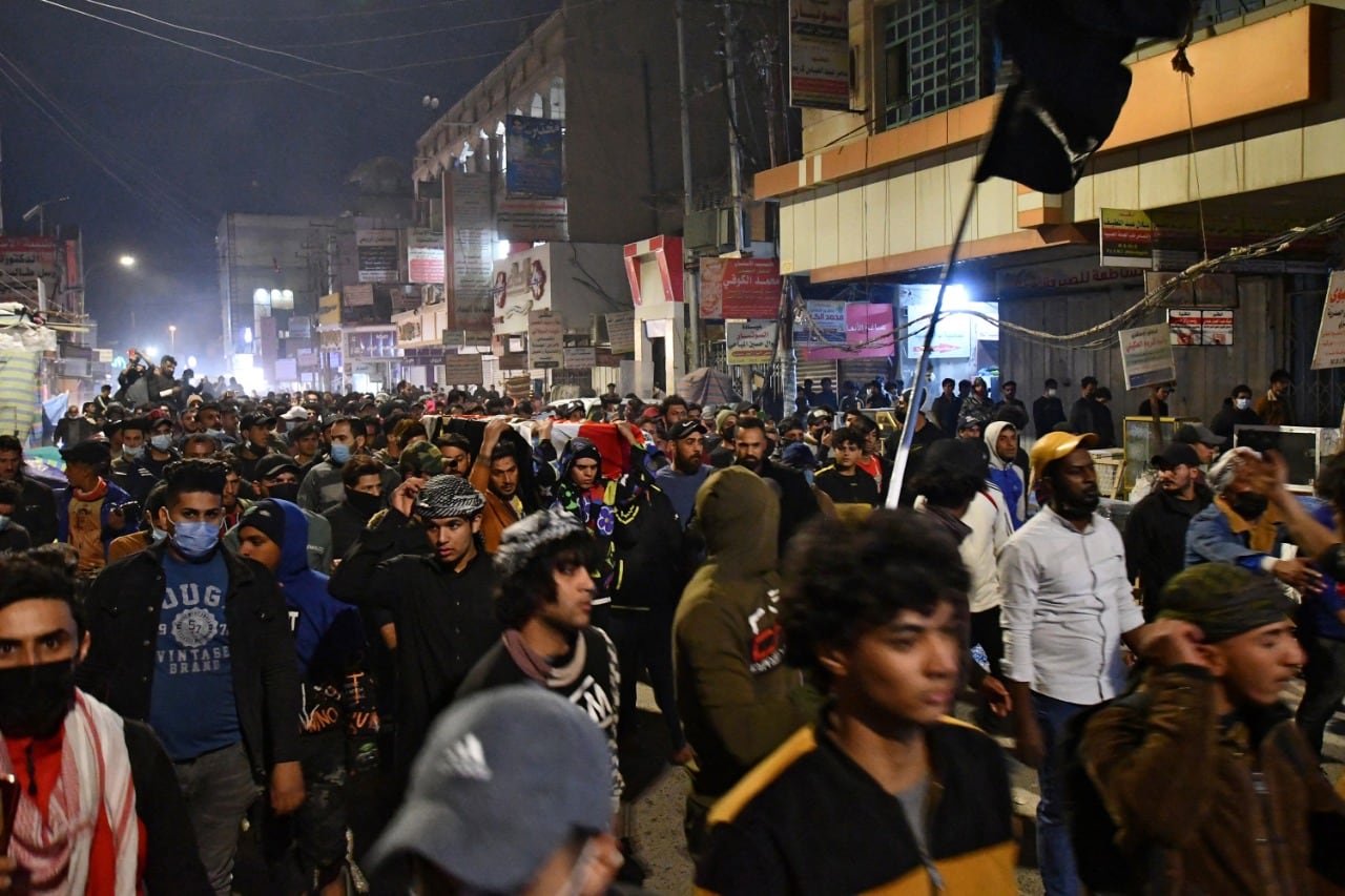 Miles de iraquíes desafiaron la pandemia y la represión al tomar las calles de Nasiriya