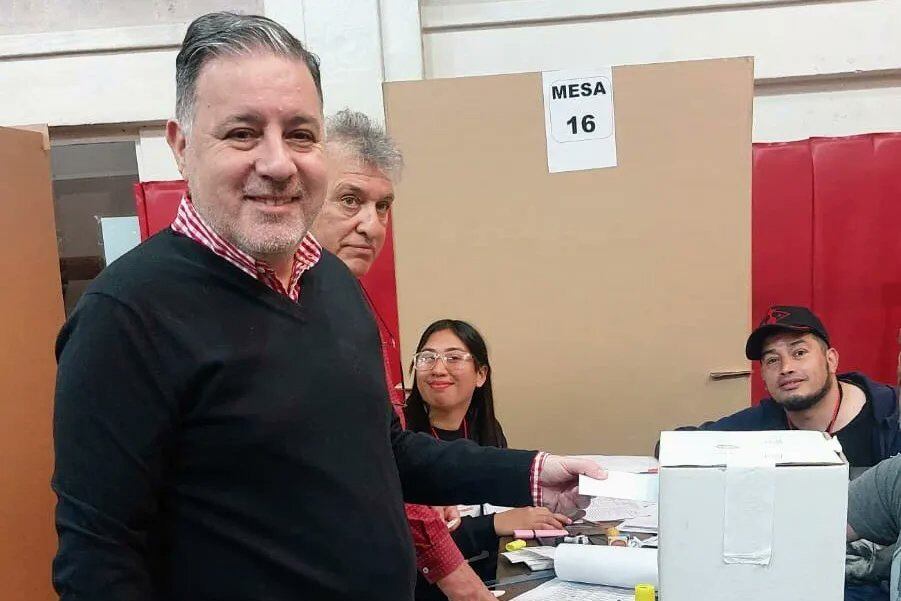 Doman en el momento de emitir su voto.