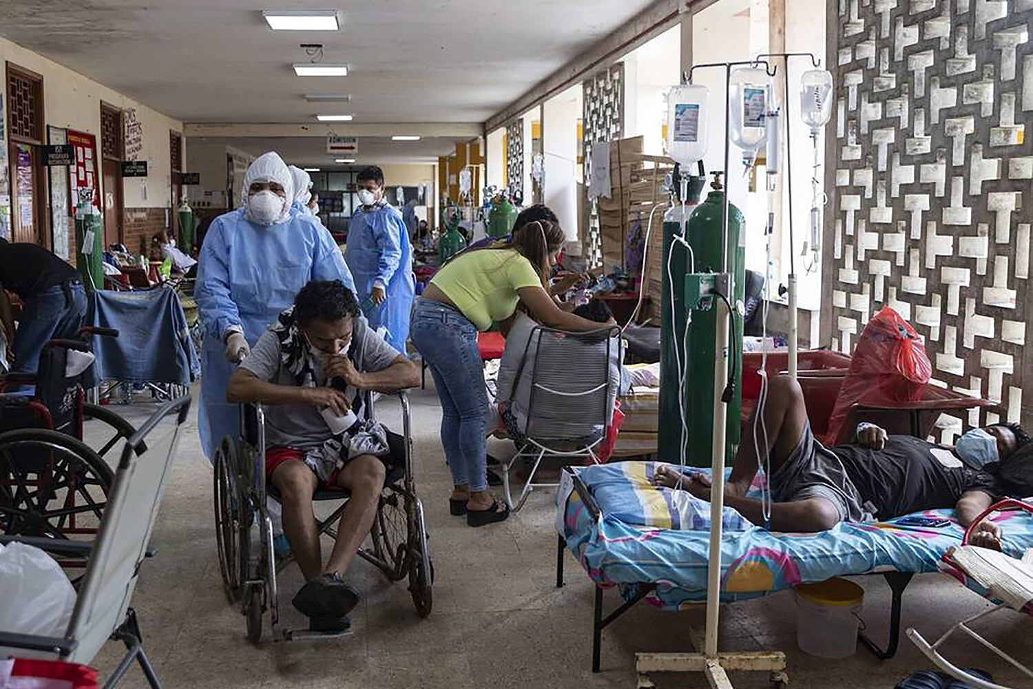 Pacientes de coronavirus reciben tratamiento en el hospital de Iquitos, amazonia peruana. Foto 2: Traslado a un hospital de un niño con covid-19 de una comunidad del Amazonas a Iquitos. (AFP)