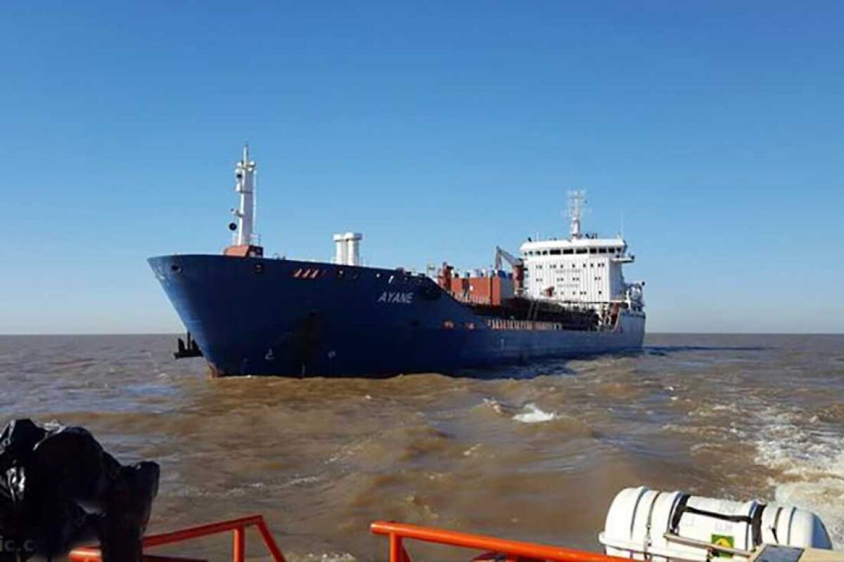 El "Ayane" está en estos momentos en Punta Lara.