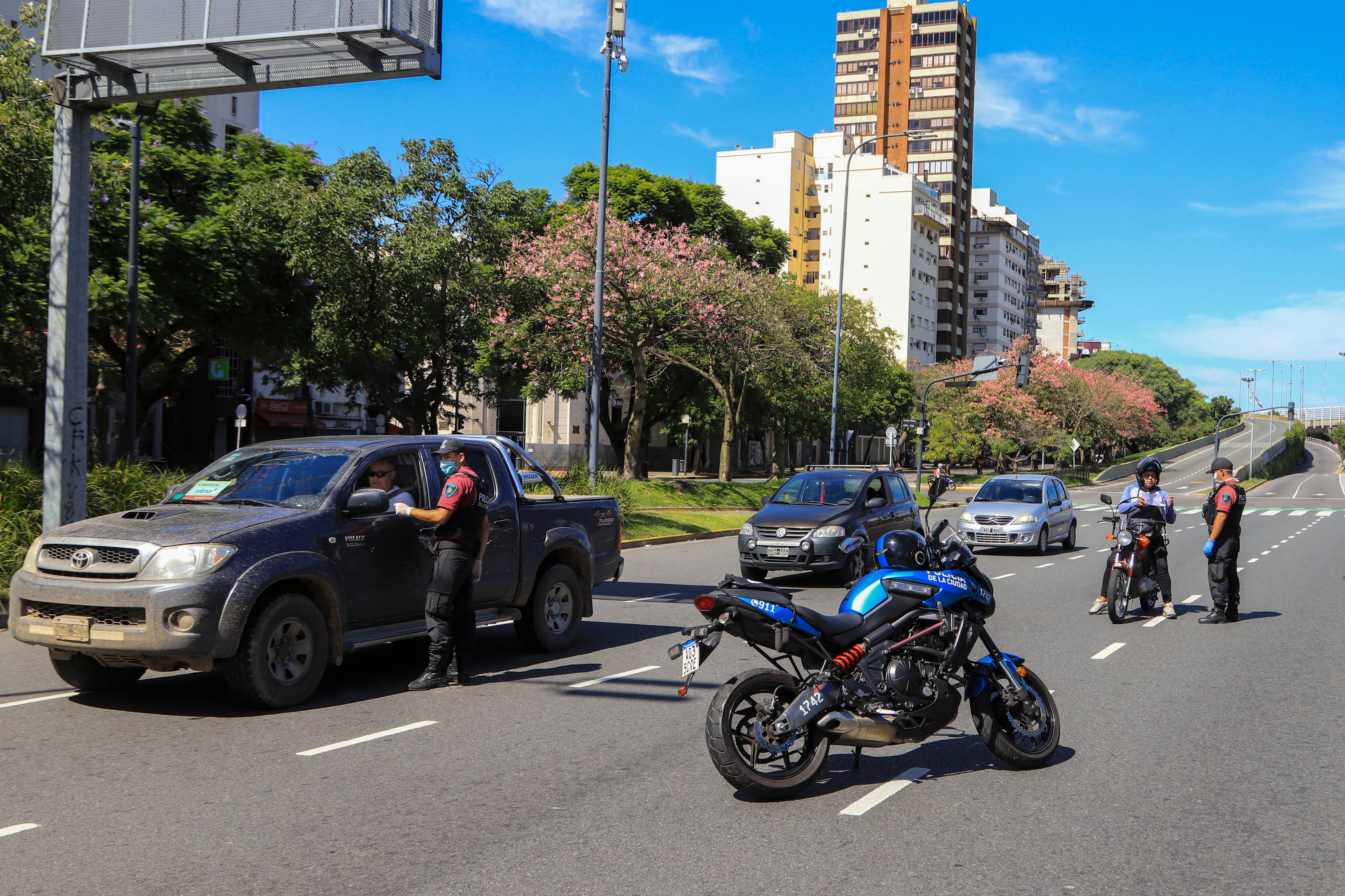 El reclamo más visible en lo inmediato es la multiplicación de detenciones y causas contra personas que incumplen el aislamiento obligatorio, que saturan fiscalías de turno.