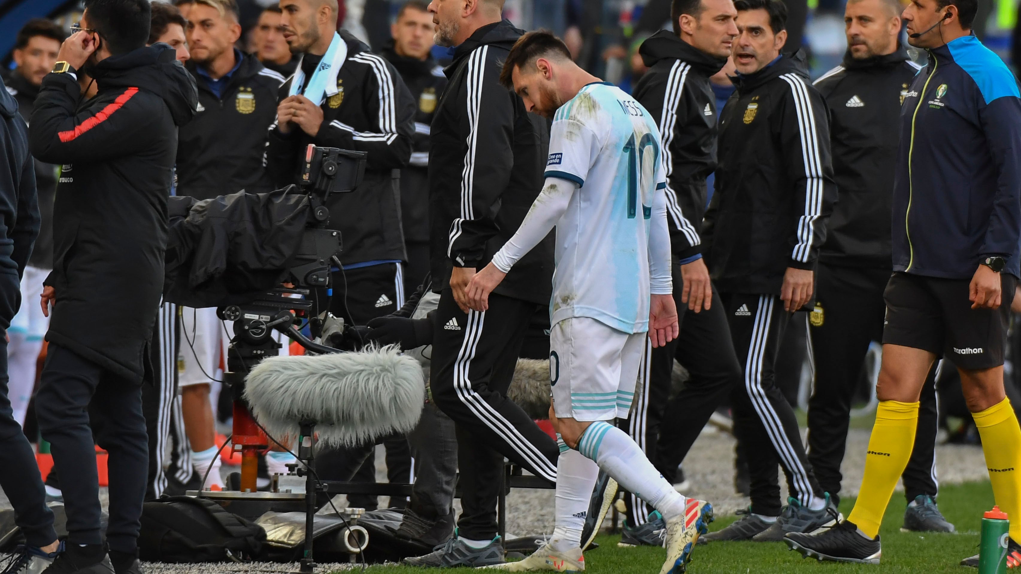 Messi se va expulsado en el partido ante Chile.