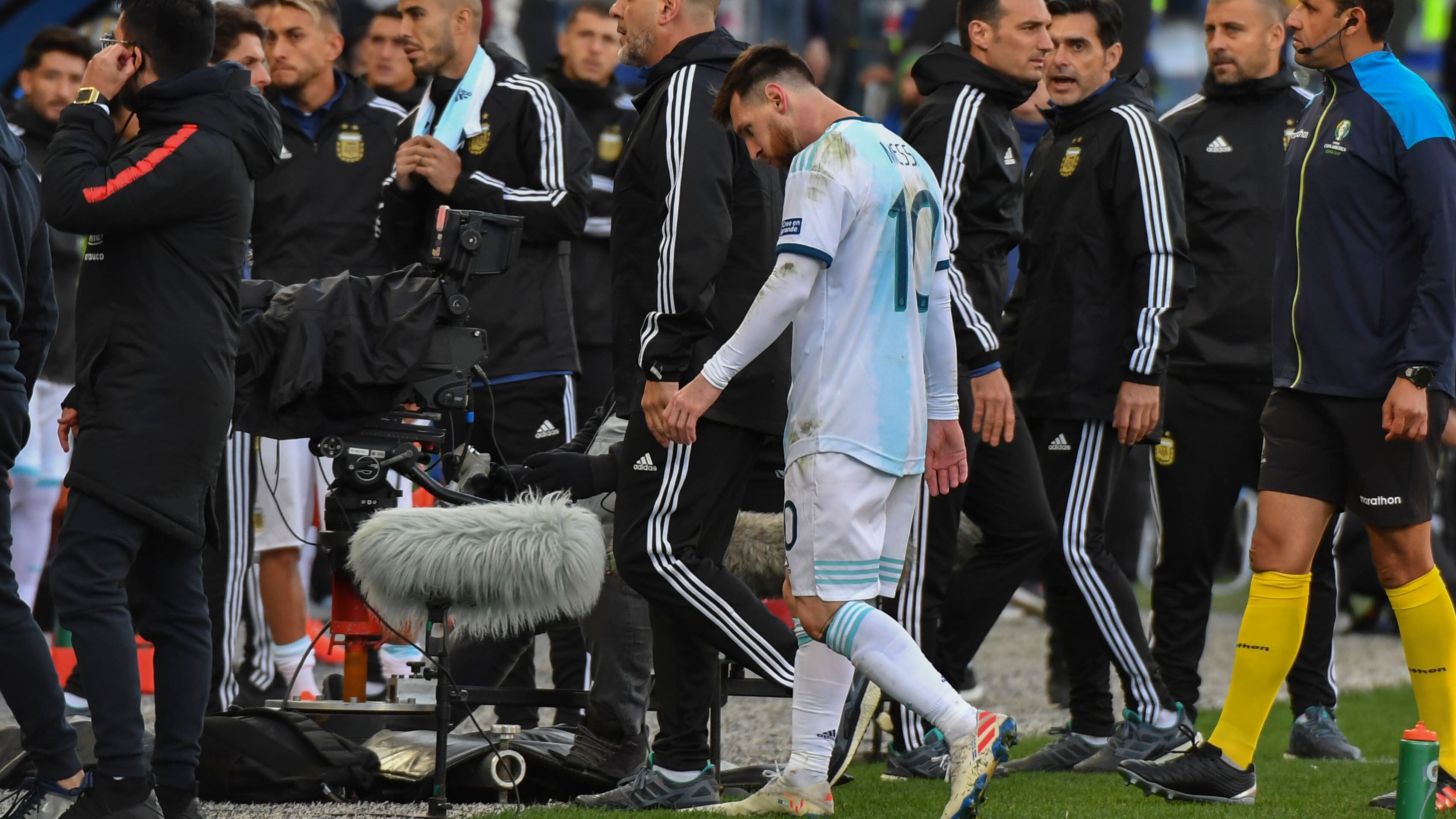 Messi se va expulsado en el partido ante Chile.