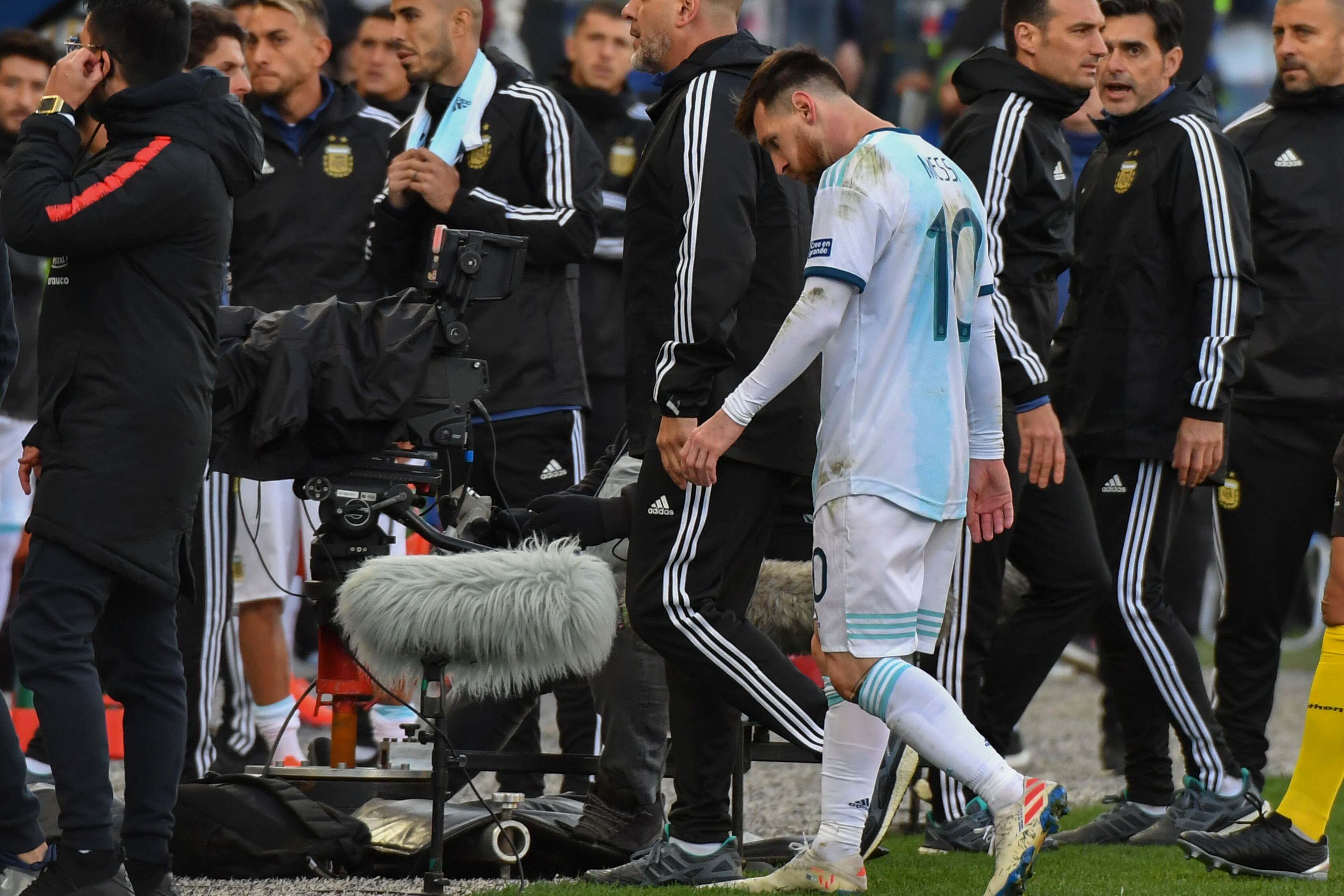 Messi se va expulsado en el partido ante Chile.