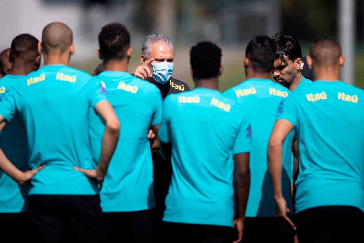 El DT Tite y sus jugadores, quienes anunciarán su decisión el martes.