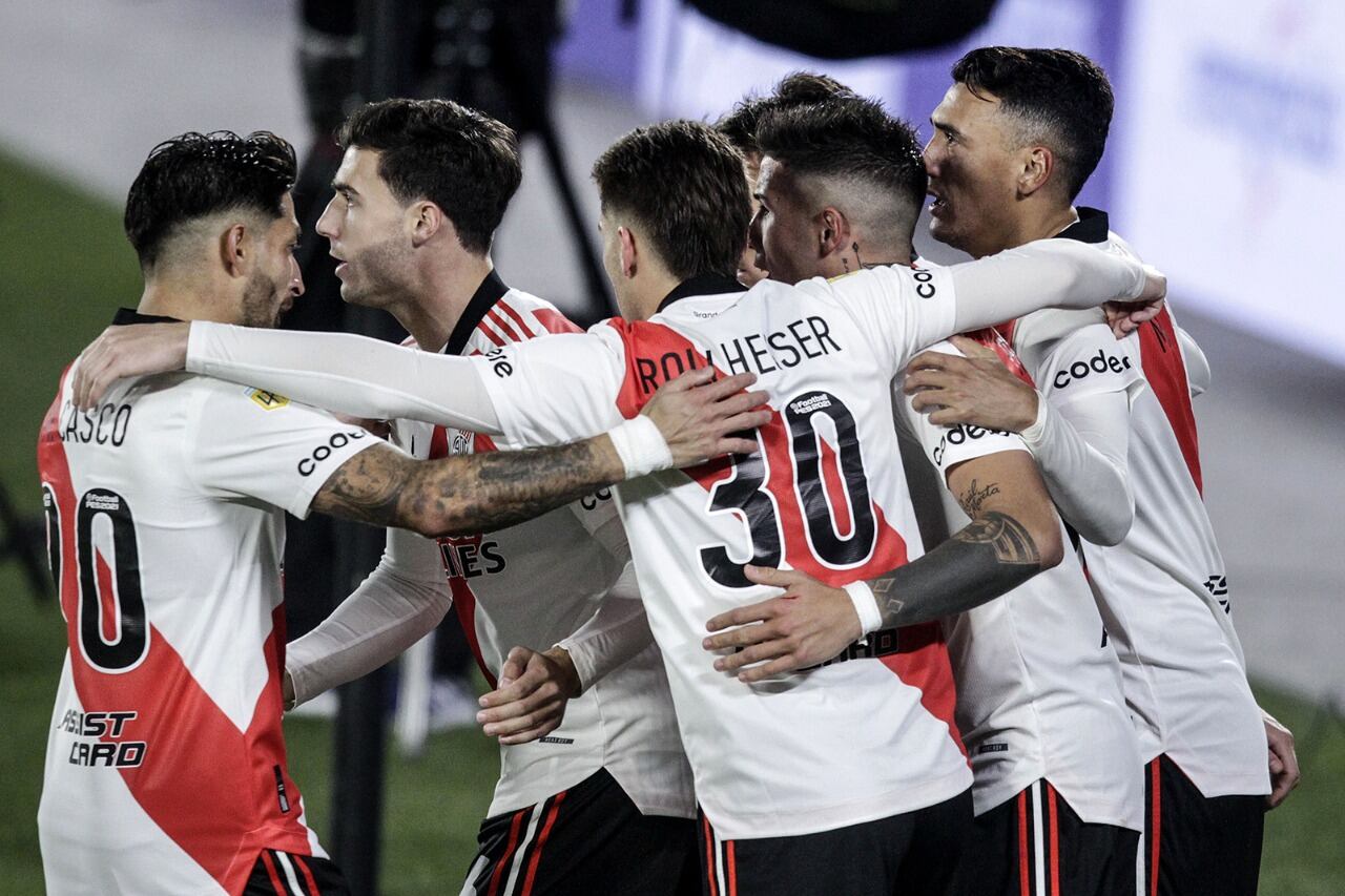 Los jugadores de River festejan el primer gol