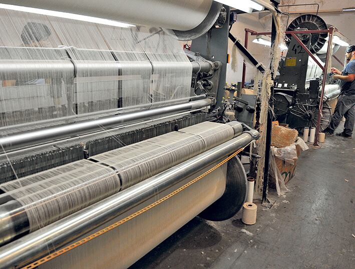 La rama textil marcó un retroceso interanual de casi 30 por ciento que deriva en cierres de empresas y despidos.