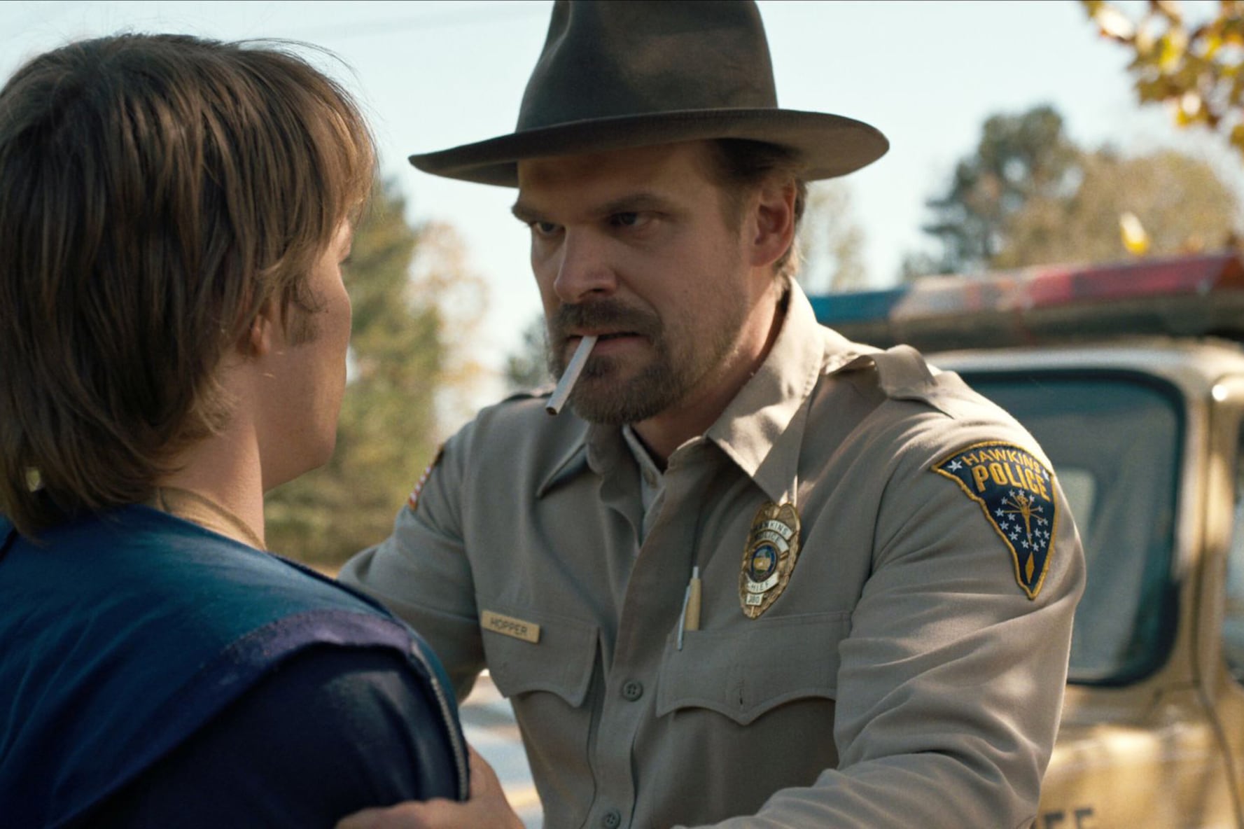 El sheriff Hopper (David Harbour) aparece fumando regularmente en la serie.