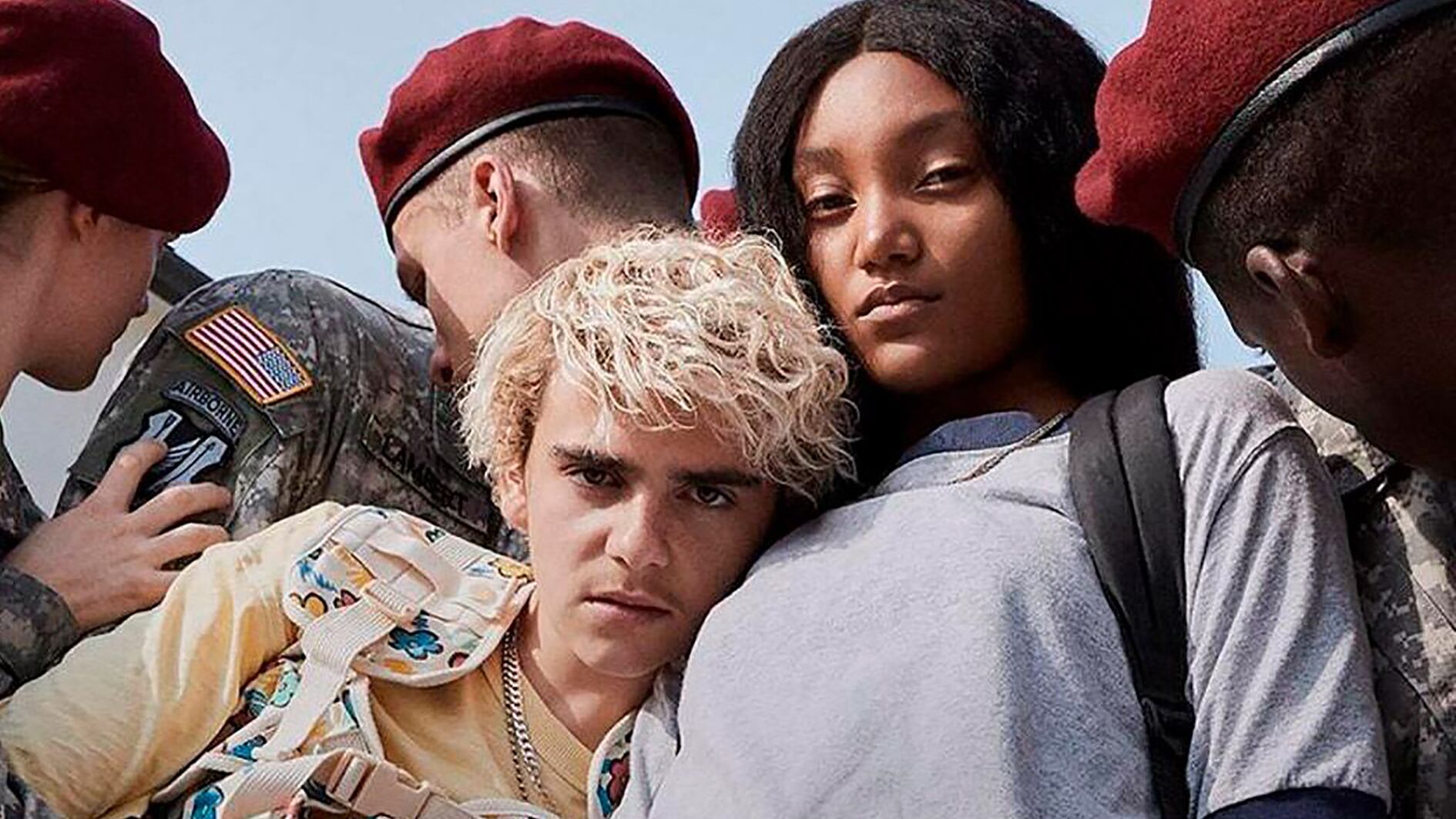 Fraser y Caitlin/Harper, lxs protagonistas adolescentes en su base militar