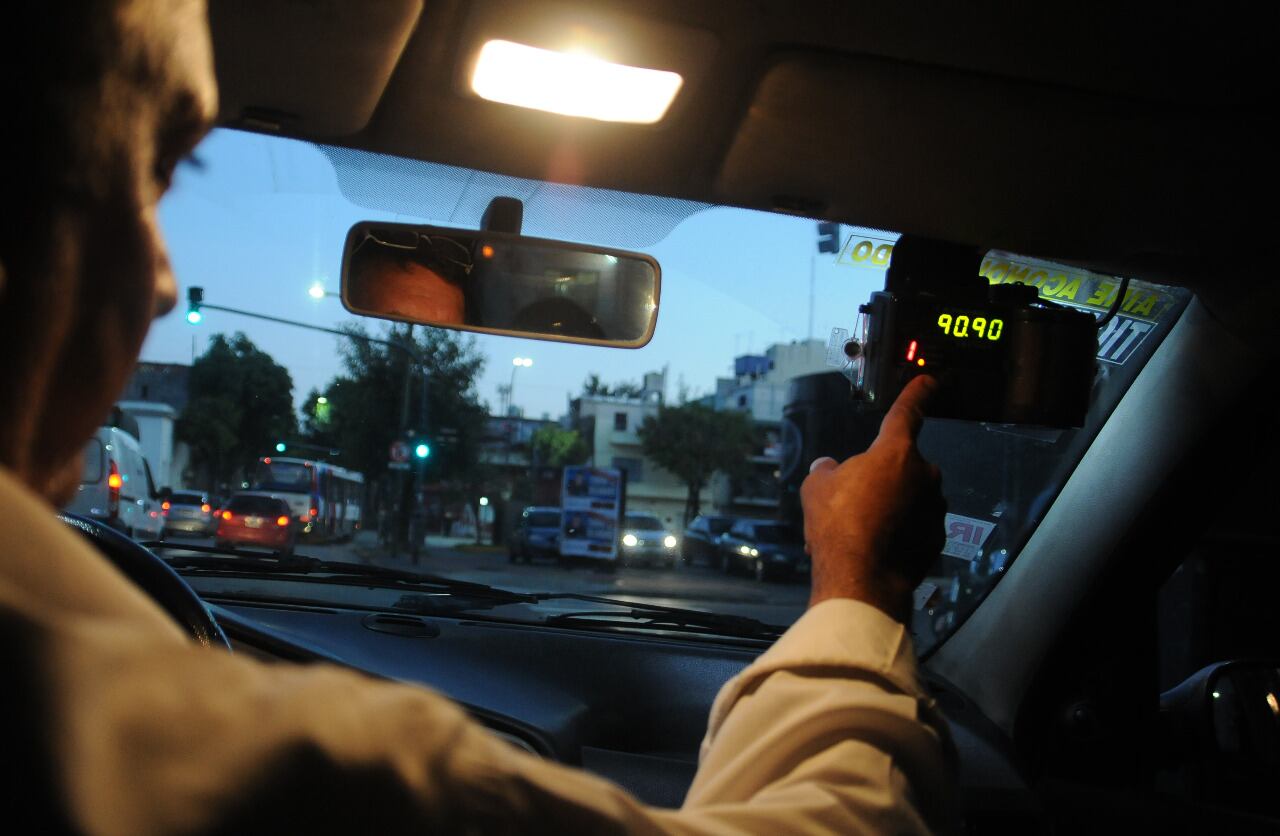 El chofer no seguía sus indicaciones y trabó las puertas del vehículo. 