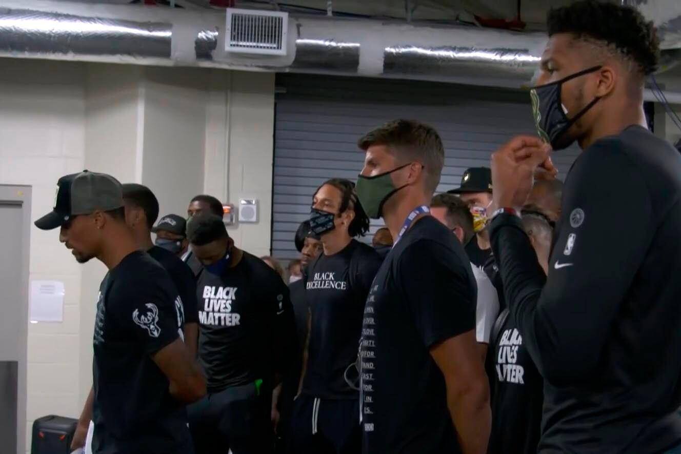 En primer plano, George Hill, Kyle Korver y Giannis Antetokounmpo, candidato a Jugador Más Valioso de la temporada.