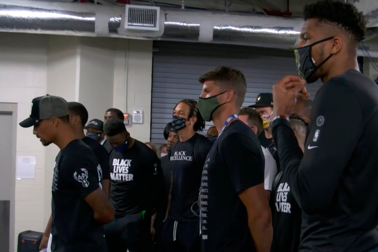 En primer plano, George Hill, Kyle Korver y Giannis Antetokounmpo, candidato a Jugador Más Valioso de la temporada.