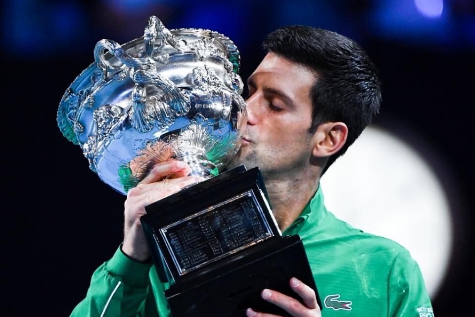 Djokovic levanta el trofeo en Australia