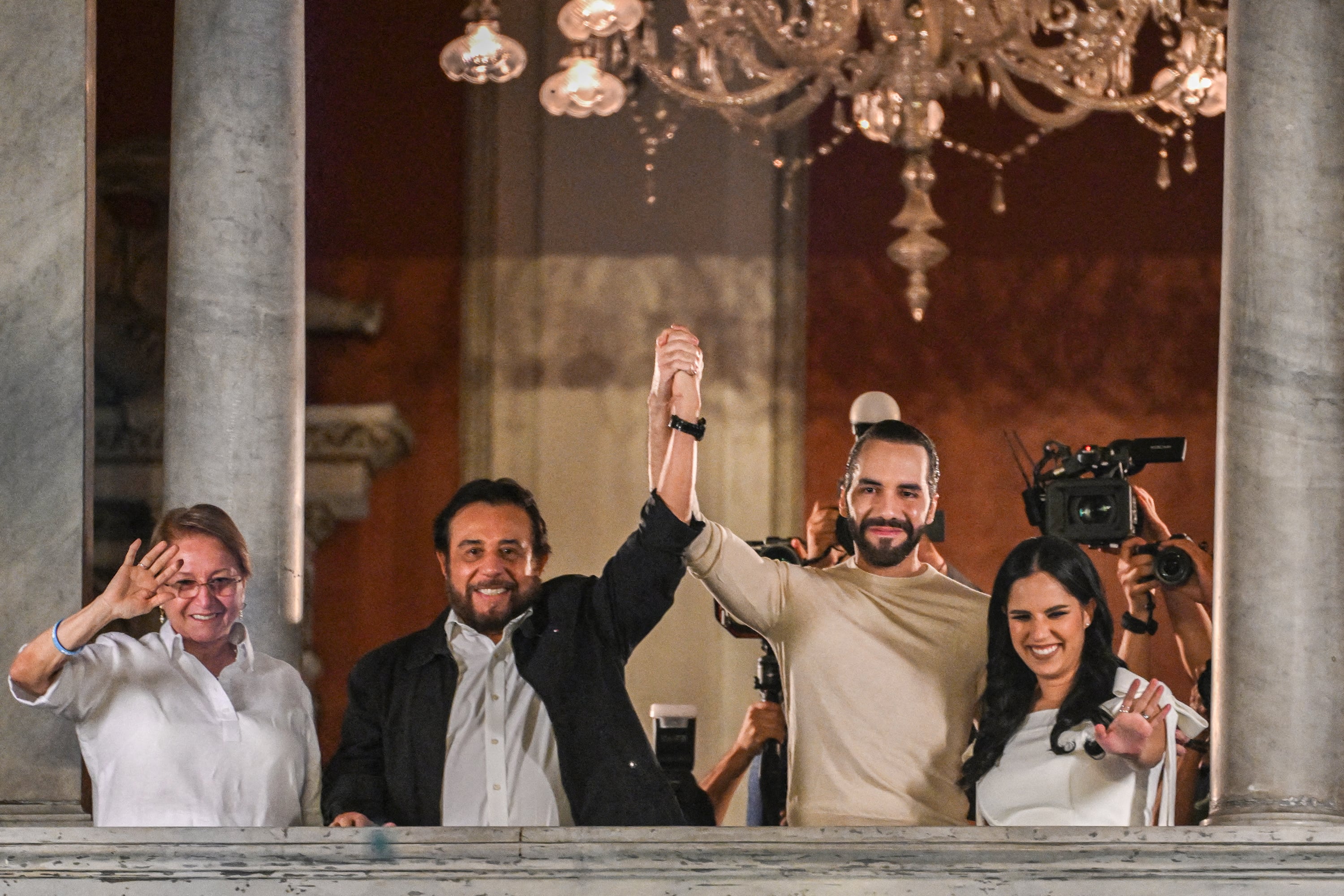 Nayib Bukele con el vicepresidente y su esposa celebran la victoria.