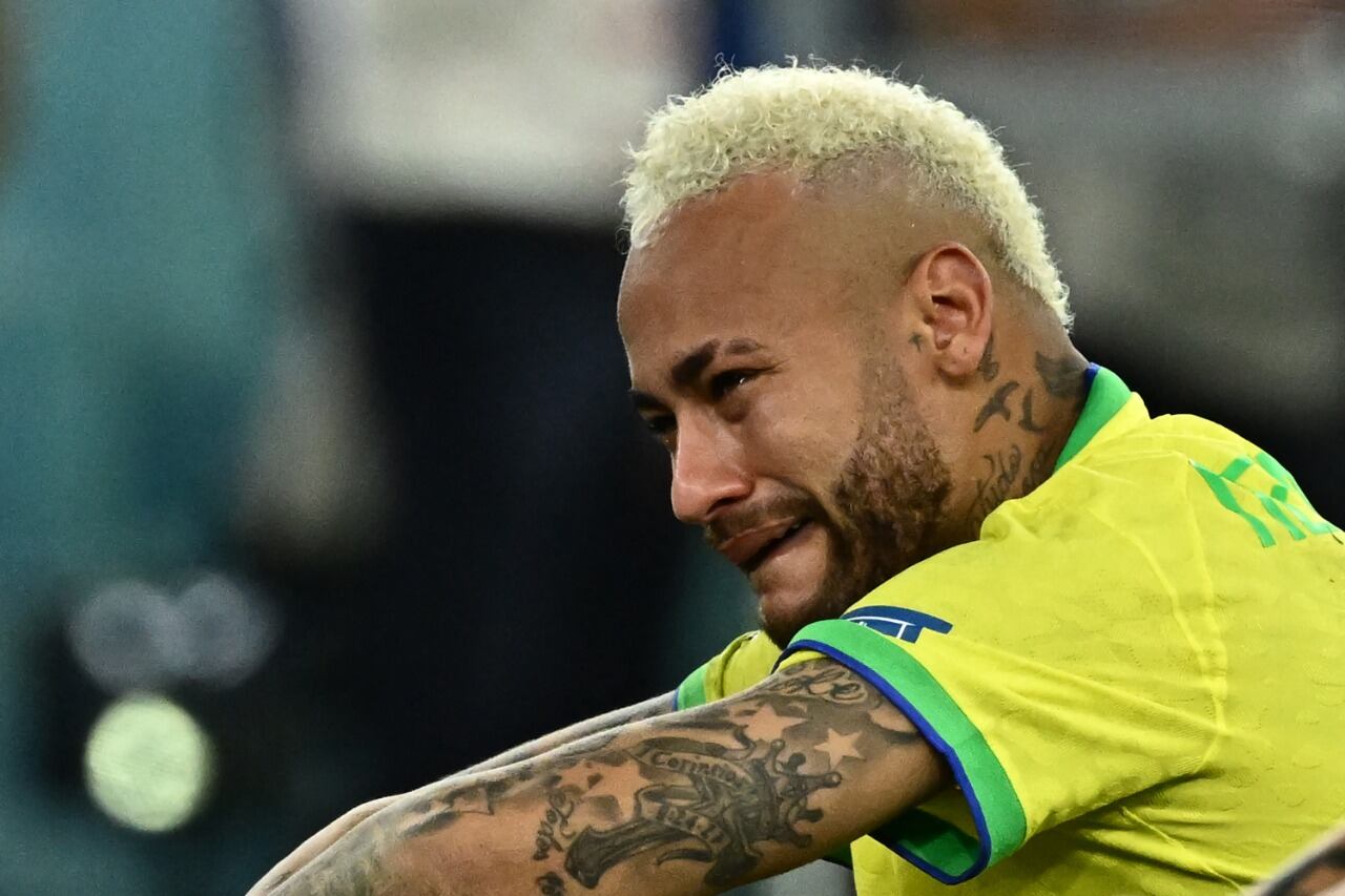 El desconsuelo de Neymar tras la eliminación de Brasil en Qatar 2022
