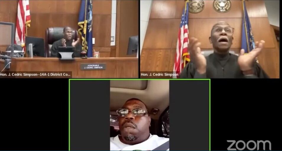 Al unirse a la videollamada, el juez Simpson notó algo inusual: el hombre tenía puesto el cinturón de seguridad y el vehículo en el que se encontraba estaba en movimiento. (Imagen: captura de video)