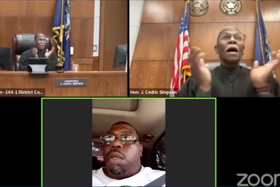 Al unirse a la videollamada, el juez Simpson notó algo inusual: el hombre tenía puesto el cinturón de seguridad y el vehículo en el que se encontraba estaba en movimiento. (Imagen: captura de video)