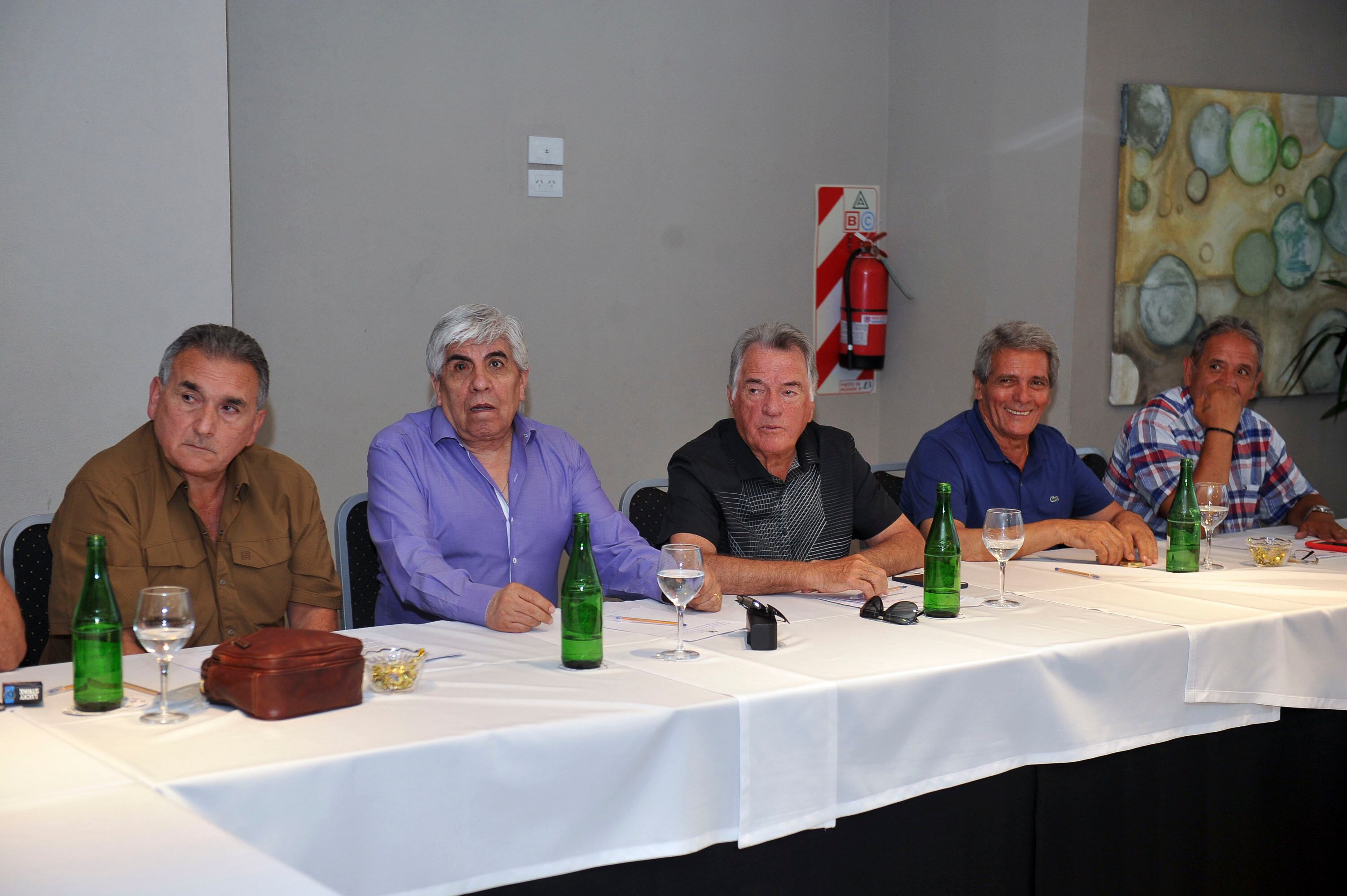 Juan Carlos Schmid habla en la cumbre marplatense, sentado junto a Hugo Moyano.