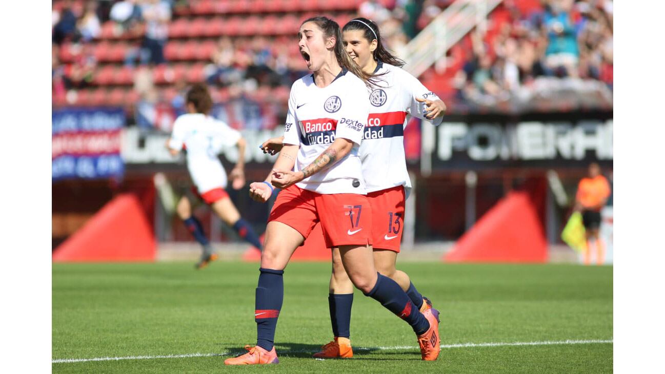 Festejo de gol de Macarena Sánchez.