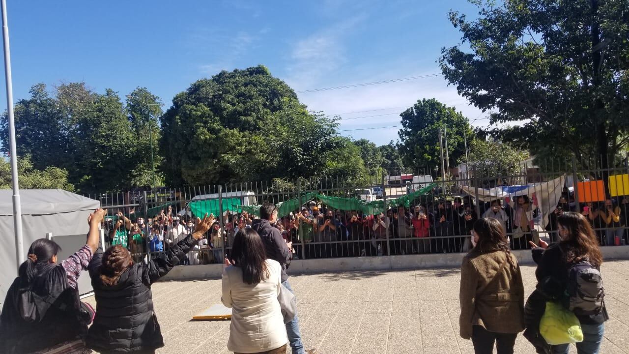 Lucía Ruiz (segunda izquierda) al salir de la Ciudad Judicial de Tartagal. 
