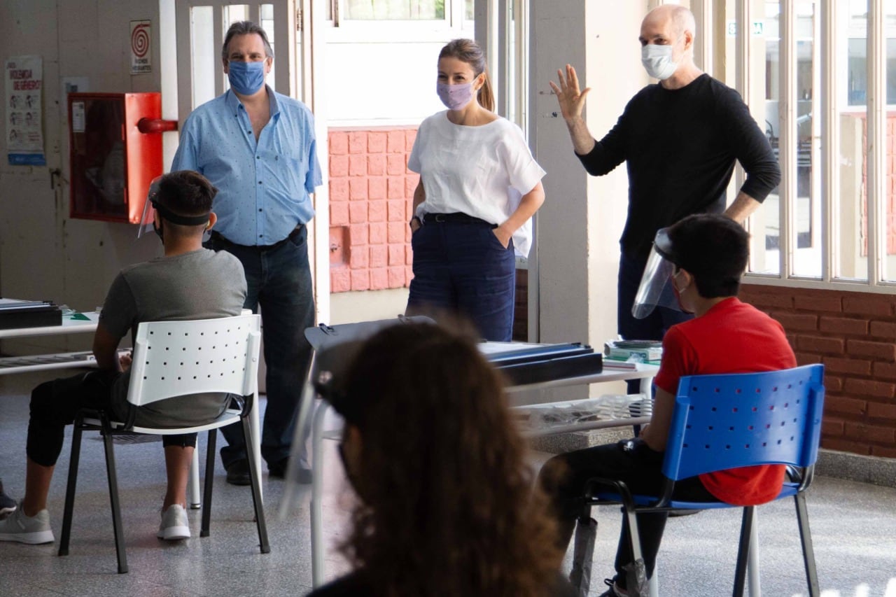 Horacio Rodríguez Larreta de visita en una escuela.