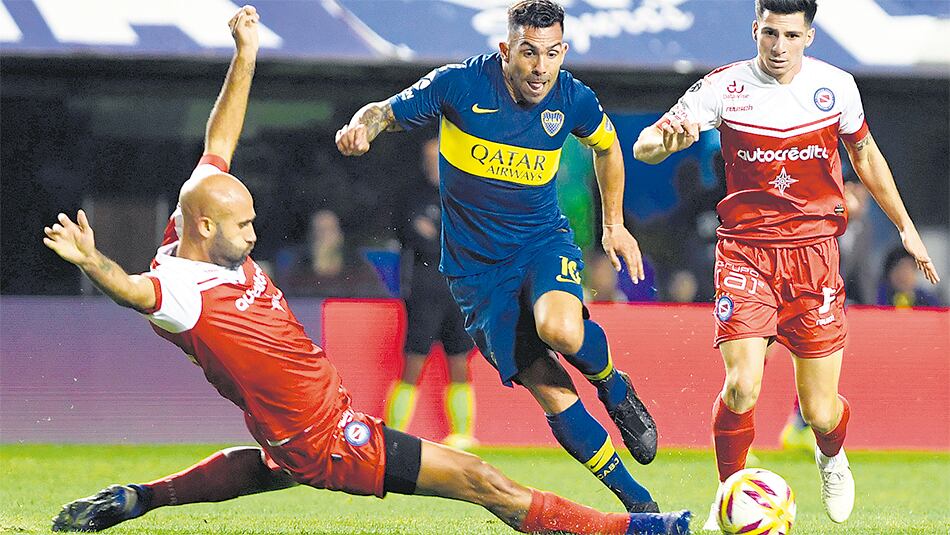 Tevez, de buen partido, trata de escapar de su marcador.