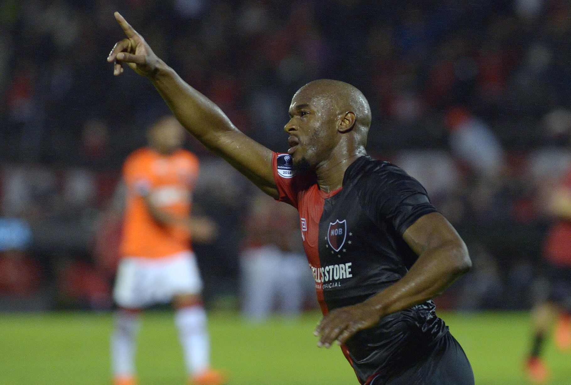 Leal se ganó el cariño de los hinchas y ya se llevó su primera ovación.