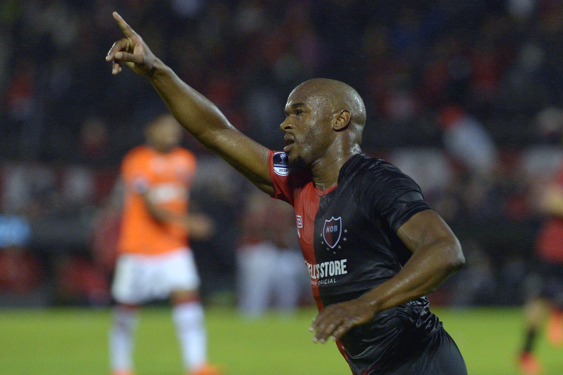 Leal se ganó el cariño de los hinchas y ya se llevó su primera ovación.