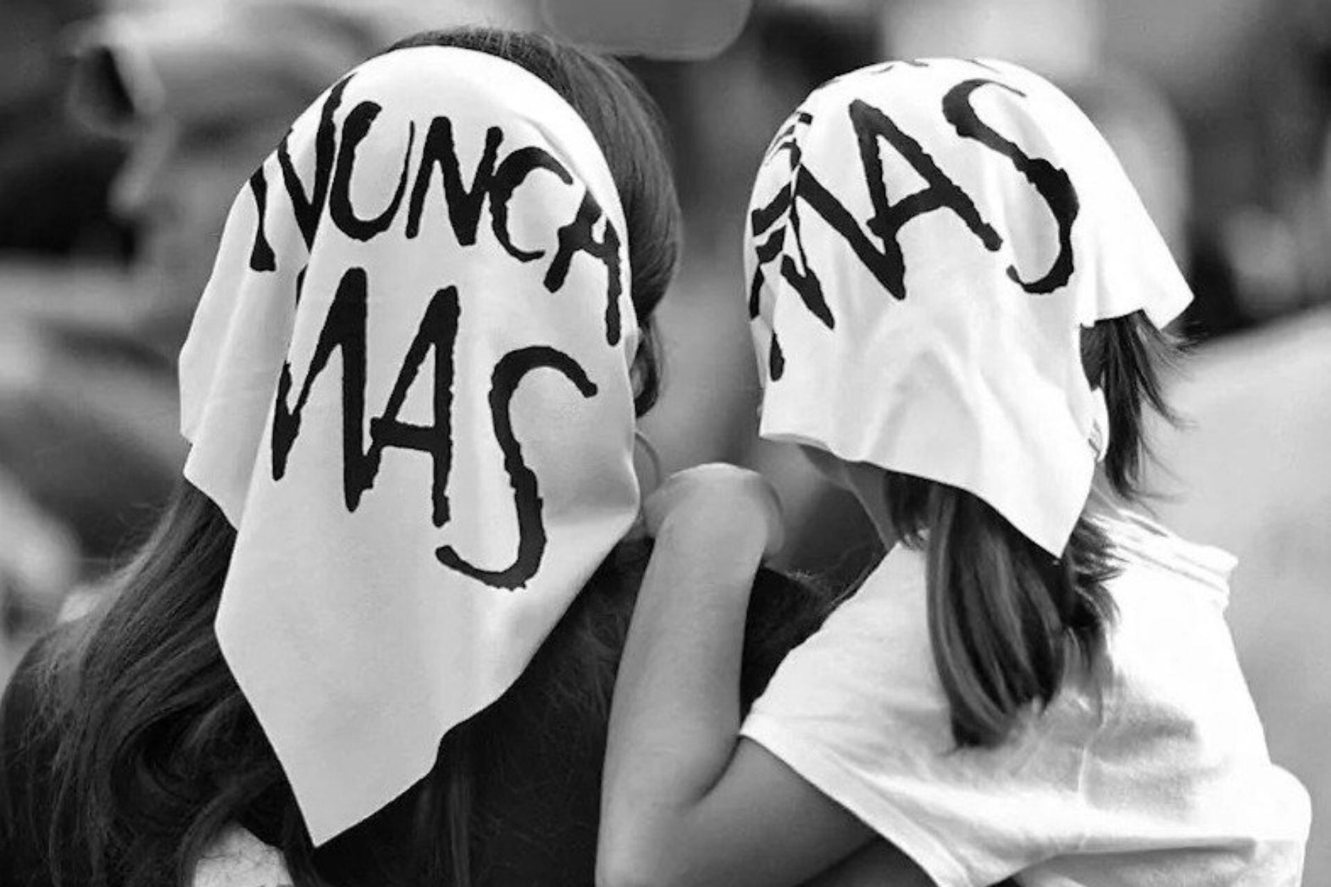 Una universidad española recibió un pañuelo de Abuelas de Plaza de Mayo