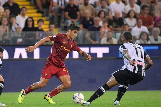 Dybala intenta eludir a Walace; así y todo, Udinese goleó a Roma