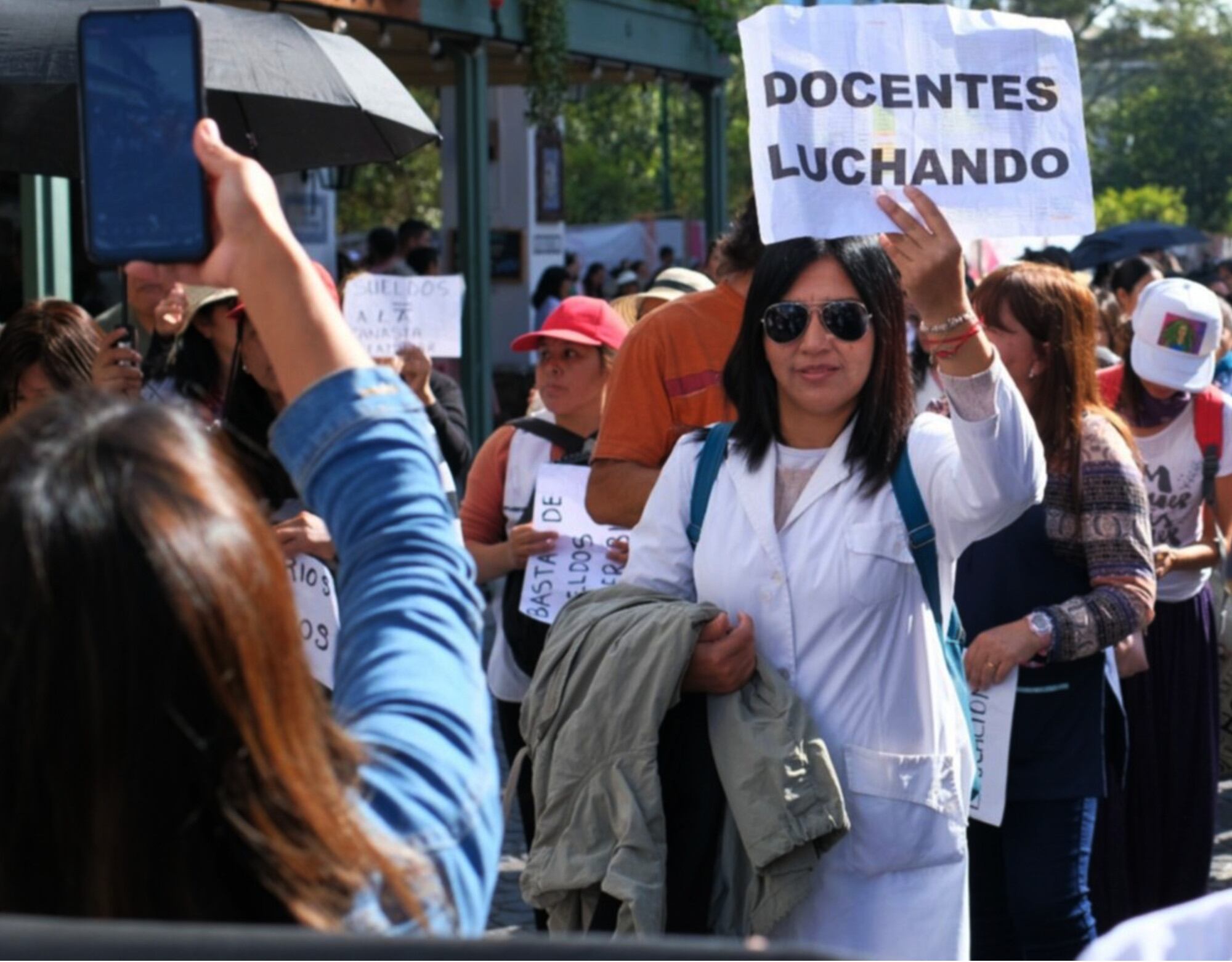 Los docentes alzan la voz por los bajos salarios en el inicio de las ...