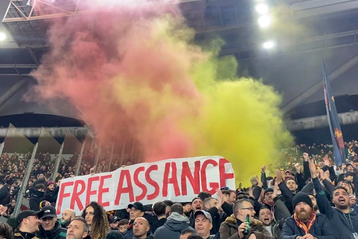 La hinchada de la Roma con el cartel que pide la libertad de Assange.