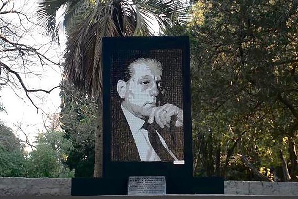 El mural fue emplazado en el Paseo del Bosque, que lleva el nombre del cardiocirujano. 