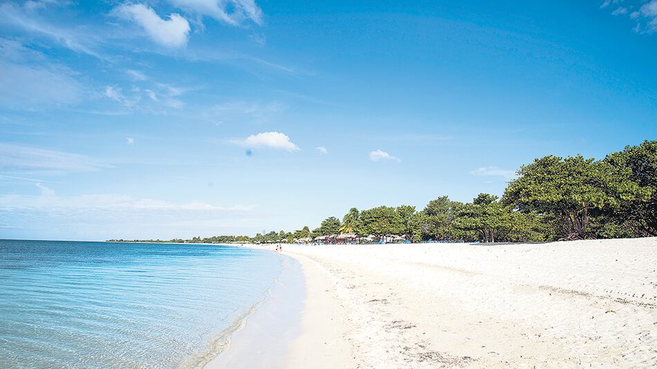 A pocos kilómetros de la ciudad, las aguas transparentes y la arena fina de playa Ancón.