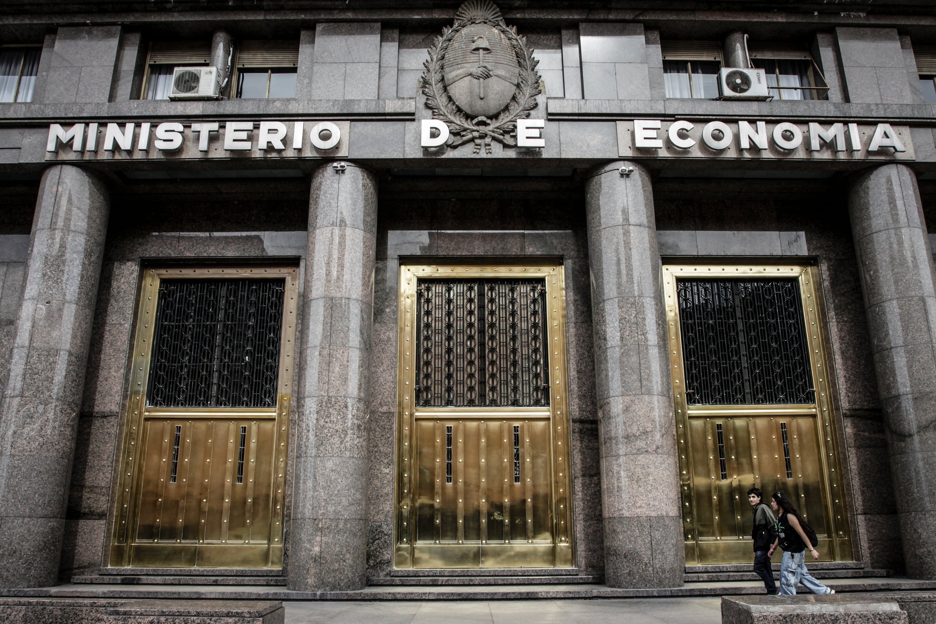 Economía tapa el bache de divisas con más emisión de deuda.