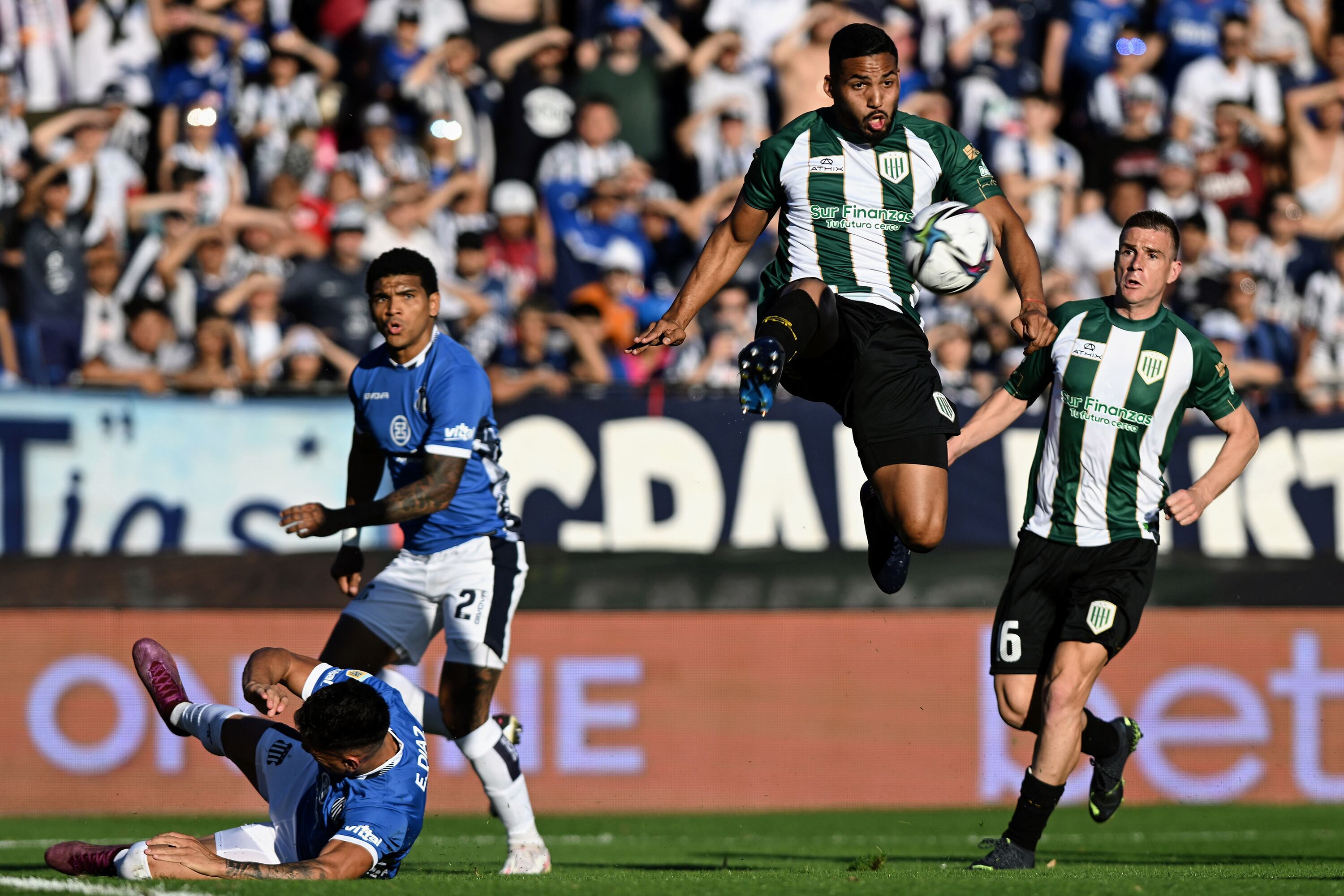 Alejandro Maciel con la pelota en el aire. El defensor, protagonista involuntario de la jornada