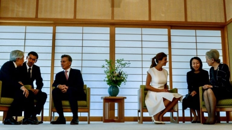 Macri y su esposa, intérpretes mediante, junto a los emperadores de Japón.