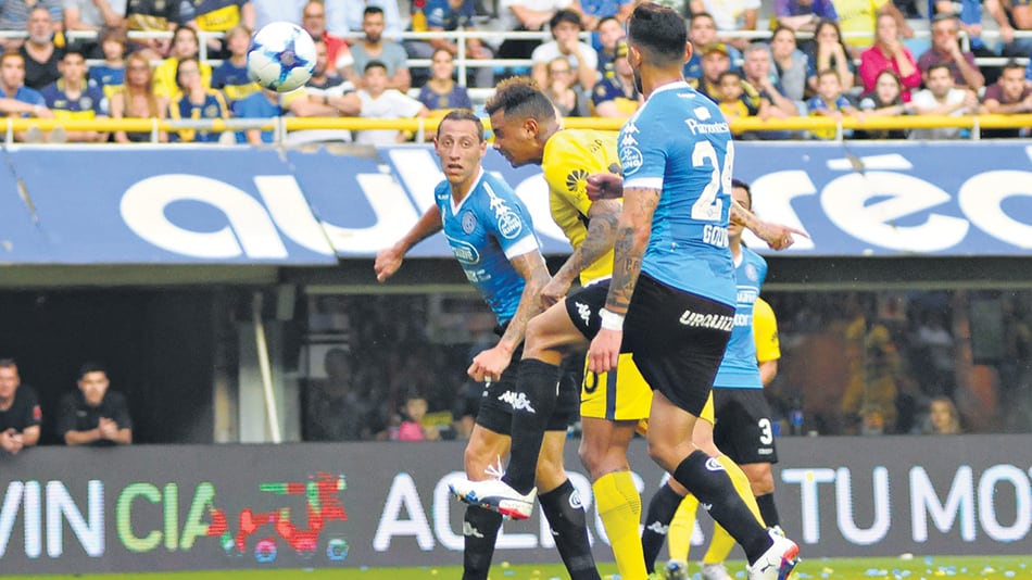 El colombiano ya cabeceó para el segundo gol de Boca.