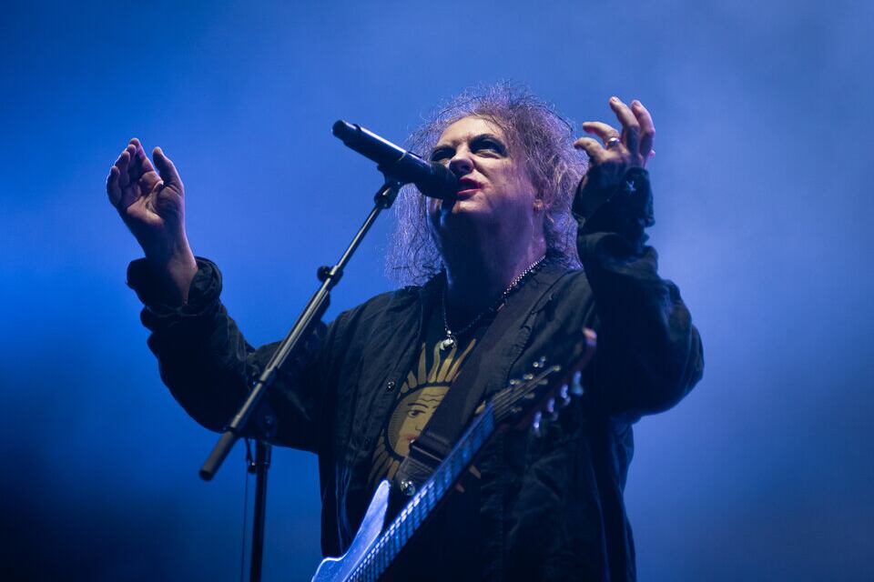 Smith terminó reduciendo el disco de 13 a 8 temas y sustituyó algunos de los temas más sombríos