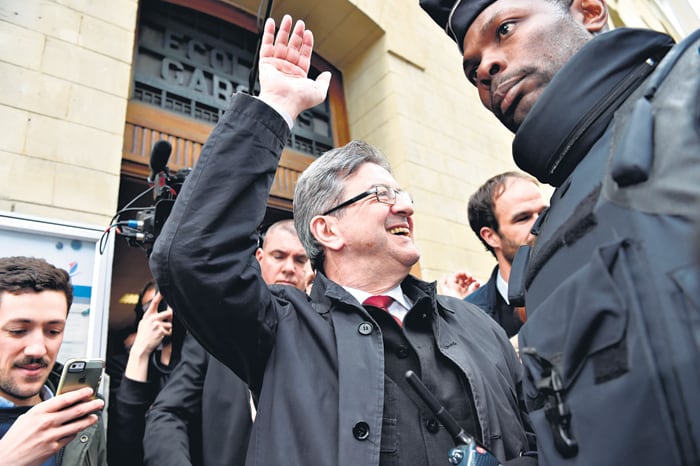 Mélenchon anunció que a partir de hoy abriría una consulta entre los 450 mil militantes a través de Internet.