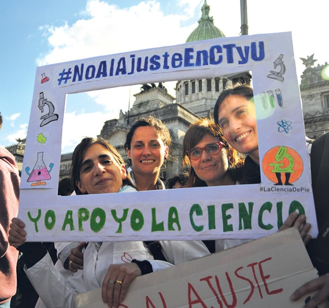 La protesta reunió a todos los gremios docentes, federaciones estudiantiles y agrupaciones de científicos.