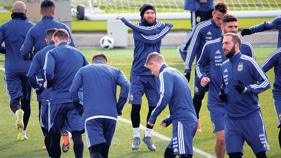 Messi estuvo en el centro de las miradas durante la práctica vespertina de ayer en Madrid.