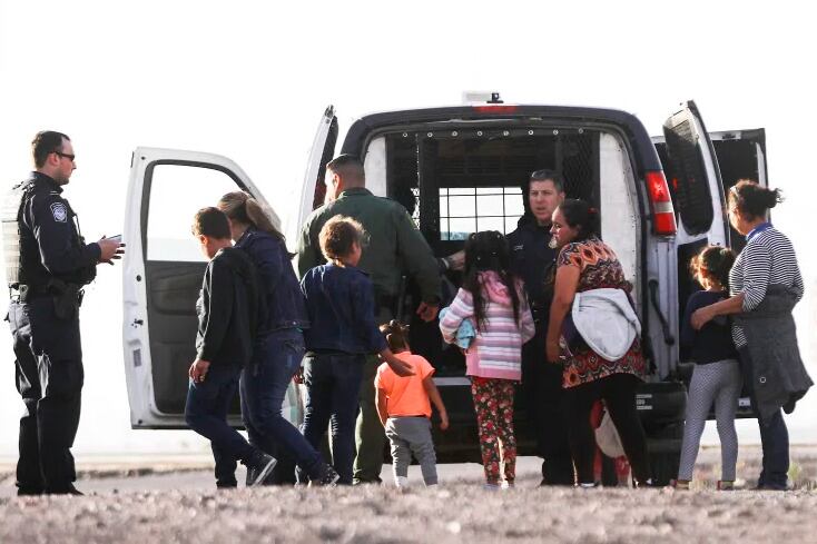 Una familia centroamericana en la frontera Estados Unidos-México.