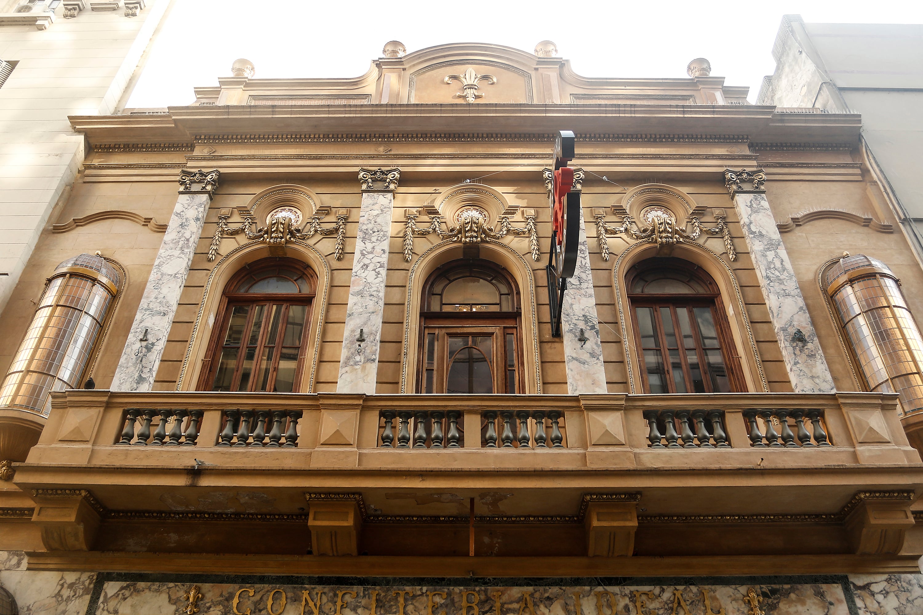 La fachada en Suipacha 380, notable por sus detalles en mármol.