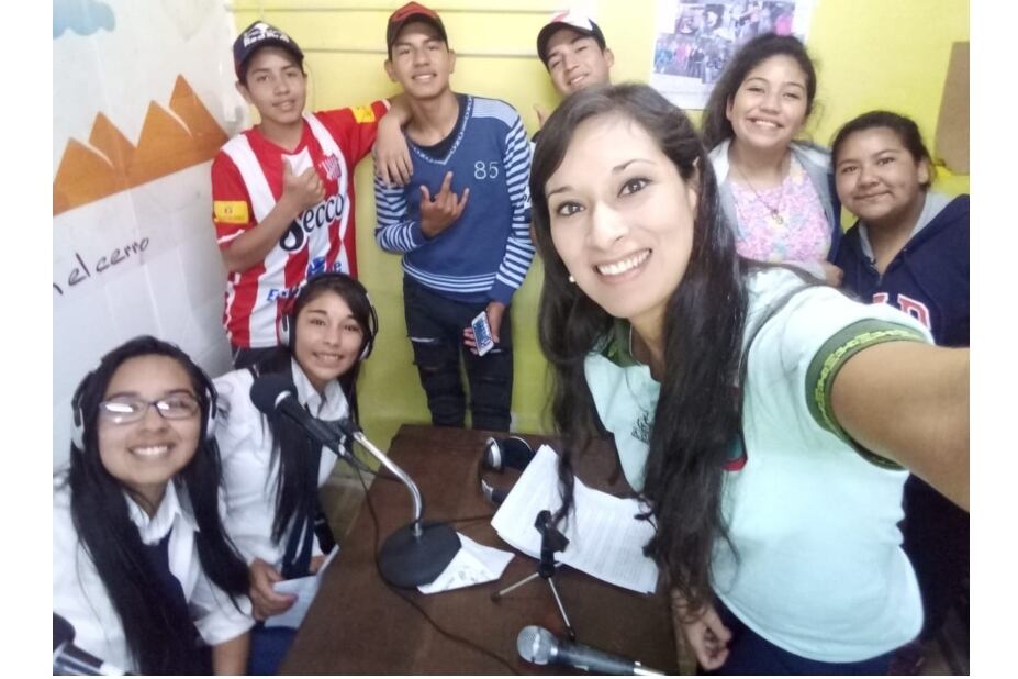 Estudiantes en la radio comunitaria "FM Raco” de la localidad tucumana de Raco. Foto gentileza Escuela Gaspar de Medina.