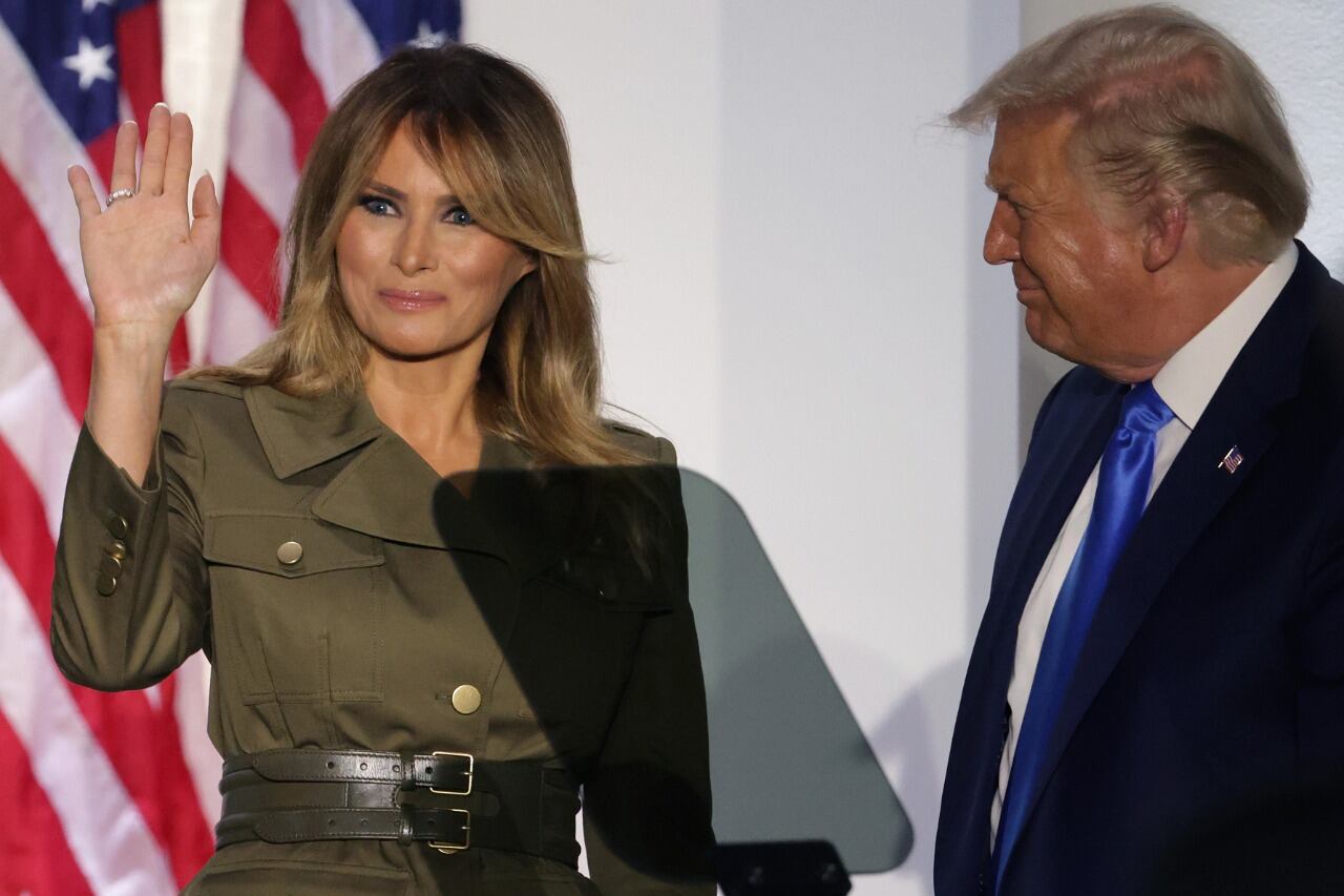 Melani Trump saluda junto a Donald durante la convención.