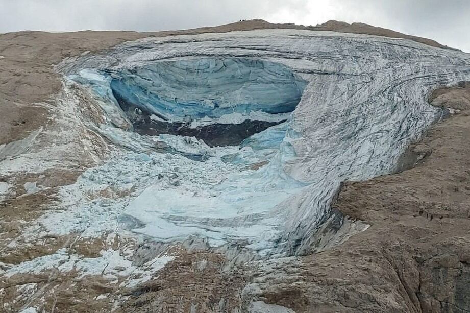 Los socorristas debieron extraer los cuerpos del hielo y la roca en la que yacían. Foto: Corpo Nazionale Soccorso Alpino E Speleologico.