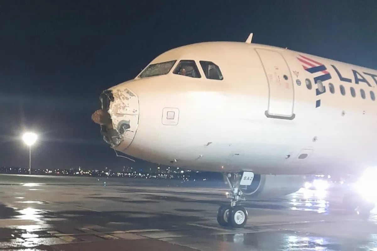 Un avión de Latam atravesó una tormenta que generó severas turbulencias y graves destrozos. Imagen: Twitter. 