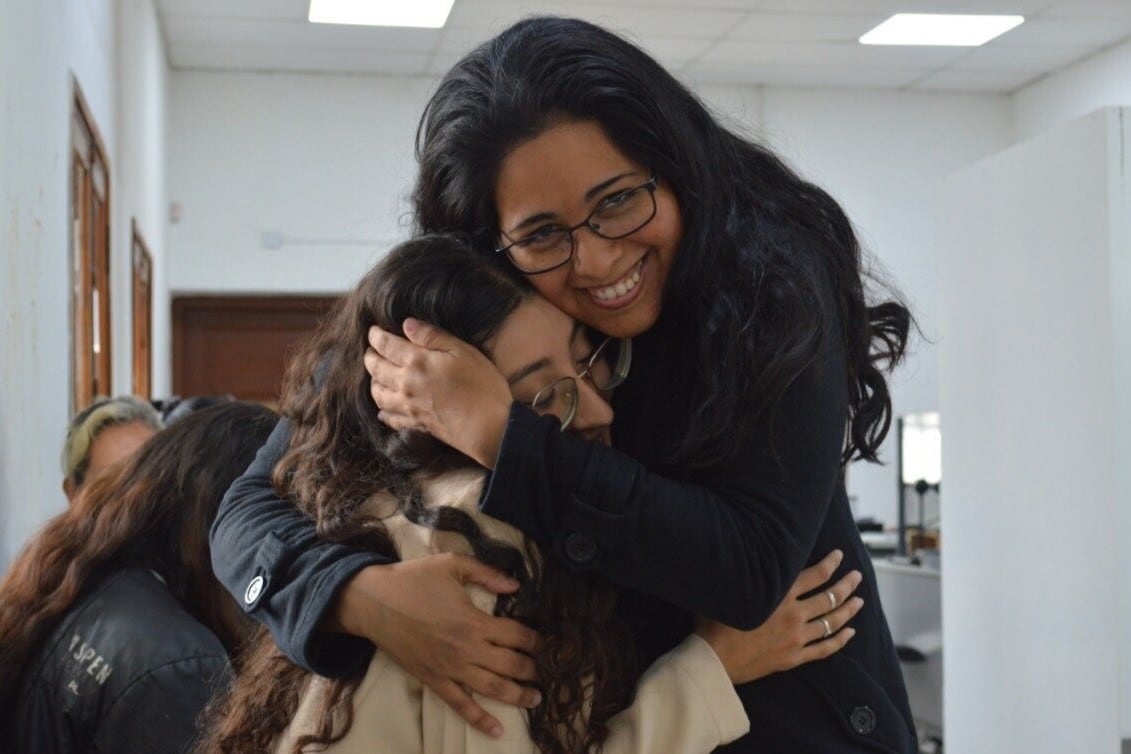 Con su madre del corazón, Silvina Elizabeth Nieva, el día que fue a hacer su nuevo DNI.