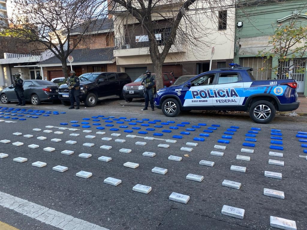 Los panes de cocaína fueron exhibidos por la Policía Federal.